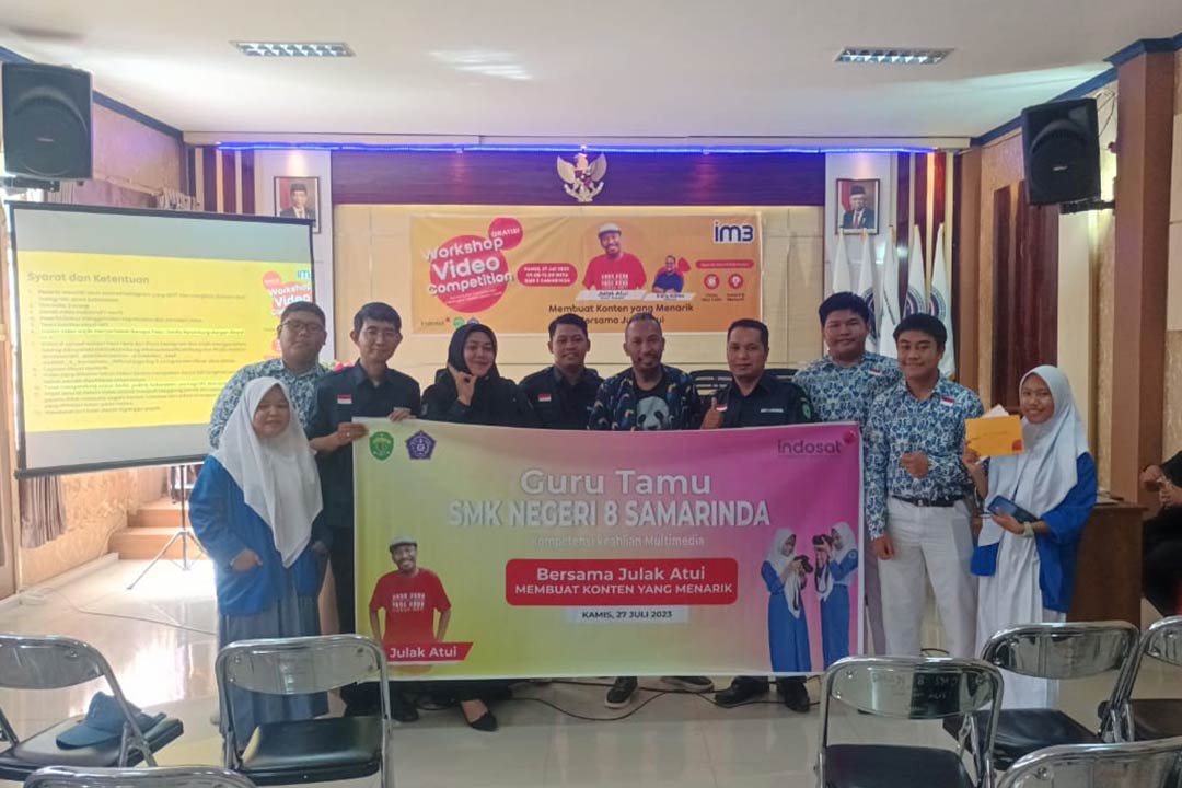 Julak Atui Bersama Kepala Jurusan Multimedia dan Beberapa Guru dan Siswa. Kamis (27/07/2023). 📷 : Khin/Redaksi