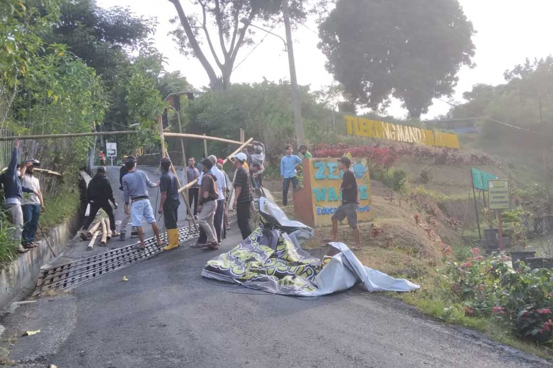 Warga desa Tlekung Tutup jalan akses Masuk TPA Tlekung