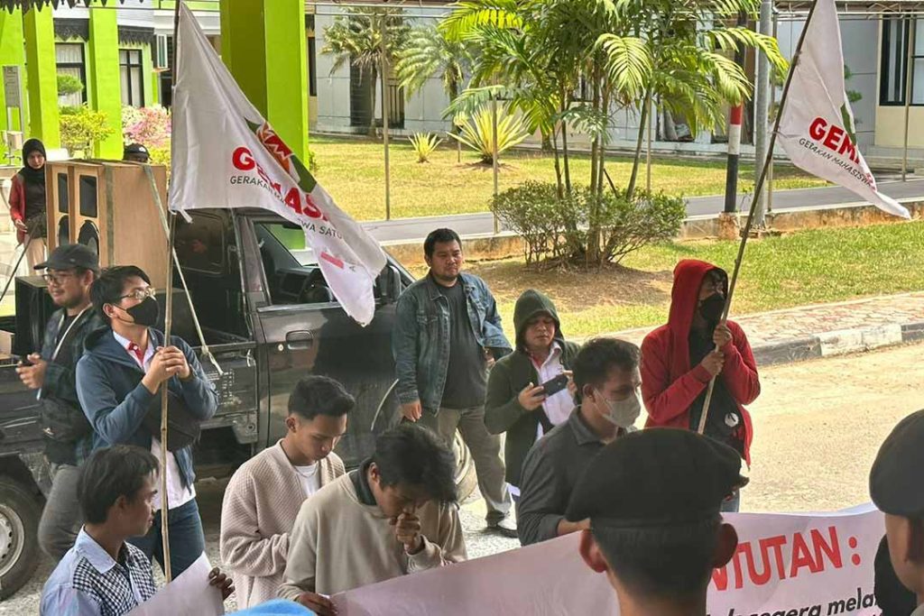 Aksi Demo Mahasiswa di Depan Kantor DPRD Kukar