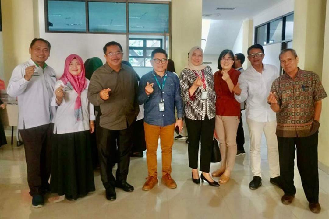 Bersama Deputi Bisnis Pegadaian Area Balikpapan Susatya Pramana (keempat dari kiri)