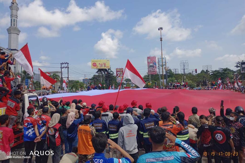 Ribuan Masyarakat Kota Samarinda Saksikan Pengibaran Bendera Merah Putih di Simpang Empat Lembuswana