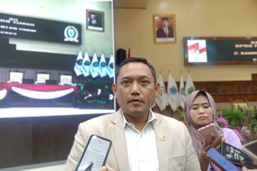 Seno Aji Saat Diwawancarai Setelah Hadiri Rapat Paripurna DPRD Kaltim ke 24.