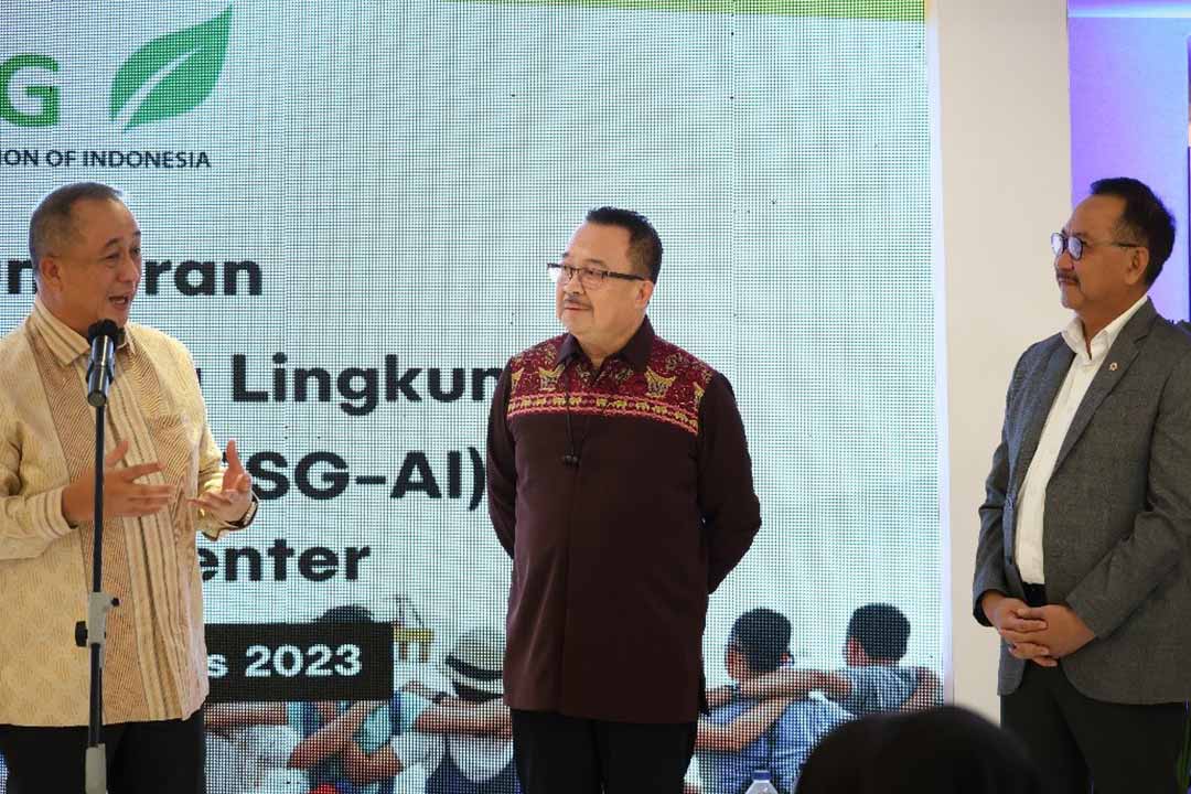 Direktur Utama BNI Royke Tumilaar memberikan sambutannya pada acara Peluncuran Asosiasi ESG Indonesia di Grha BNI pada Senin (28/03/2023)