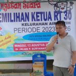 Lurah Air Putih, Ardhi Fitri Atjo saat menyampaikan sambutan pada penutupan pemungutan suara pemilihan ketua RT 30 Kelurahan Air Putih.