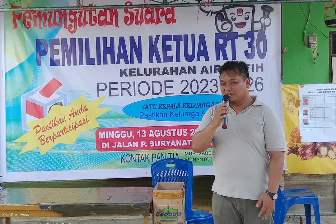 Lurah Air Putih, Ardhi Fitri Atjo saat menyampaikan sambutan pada penutupan pemungutan suara pemilihan ketua RT 30 Kelurahan Air Putih.