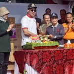 Pemotongan tumpeng hari koperasi ke 76 oleh Walikota Samarinda dan diserahkan kepada Nasarudin Ketua Dekopin Samarinda