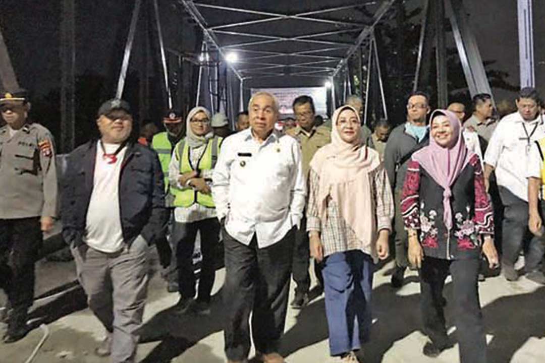 Gubernur Isran meninjau jalan dan jembatan di Berau.