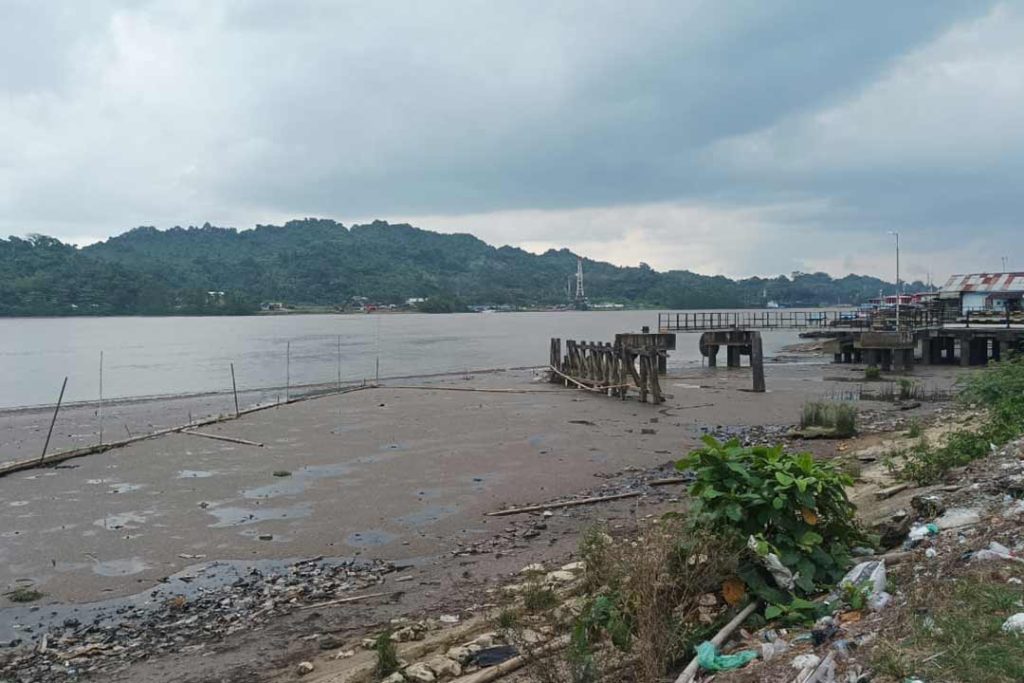 Surutnya sungai Mahakam yang terlihat di bagian pelabuhan PT Trakindo Sengkotek Loa Janan Ilir. (Foto : Khin / Jurnalborneo.com).
