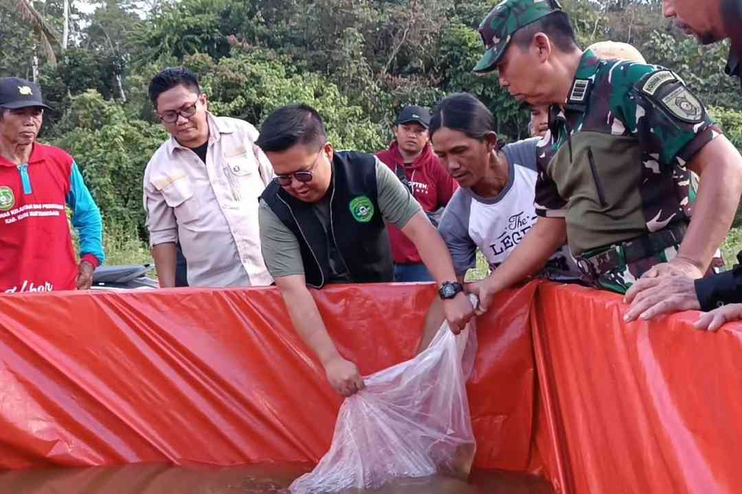 Wakil Bupati Kukar Rendi Solihin Saat Meresmikan Kolam Terpal di Sanga-sanga