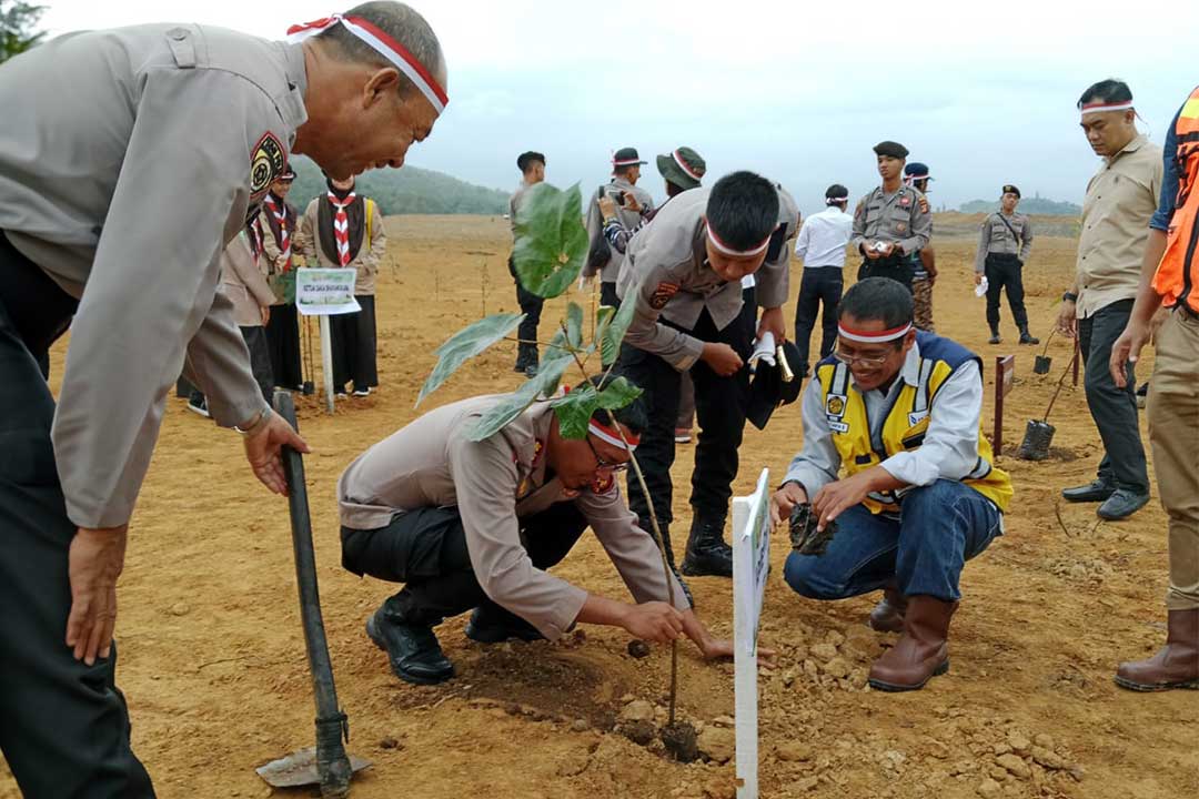 Kegiatan penanaman 1000 bibit di eks pertambangan PT Indominco Mandiri oleh Polres Bontang, Rabu (23/8/2023).