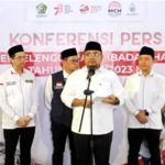 Menag Yaqut Cholil Qoumas saat memberikan keterangan Pers didampingi Dirjen PHU Hilman Latief, Irjen Kemenag Faisal Ali Hasyim serta para staf khusus, tenaga ahli, dan staf ahli Menteri Agama serta turut hadir Wakil Ketua Komisi VIII DPR RI Tb Ace Hasan Sadzily