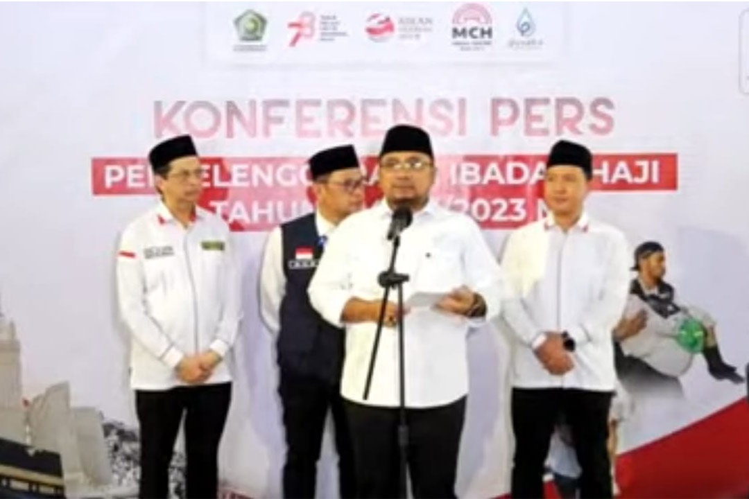 Menag Yaqut Cholil Qoumas saat memberikan keterangan Pers didampingi Dirjen PHU Hilman Latief, Irjen Kemenag Faisal Ali Hasyim serta para staf khusus, tenaga ahli, dan staf ahli Menteri Agama serta turut hadir Wakil Ketua Komisi VIII DPR RI Tb Ace Hasan Sadzily