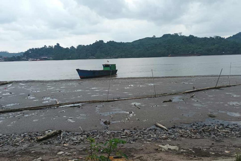 Kapal milik Herman, pengangkut pasir sungai yang terjebak surutnya mahakam. (Foto : Khin / Jurnalborneo.com).