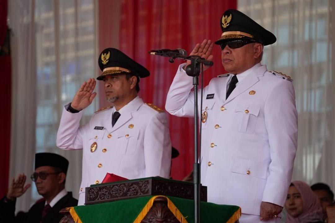 Isran dan Hadi ketika memimpin upacara terakhir di GOR Kadrie Oening