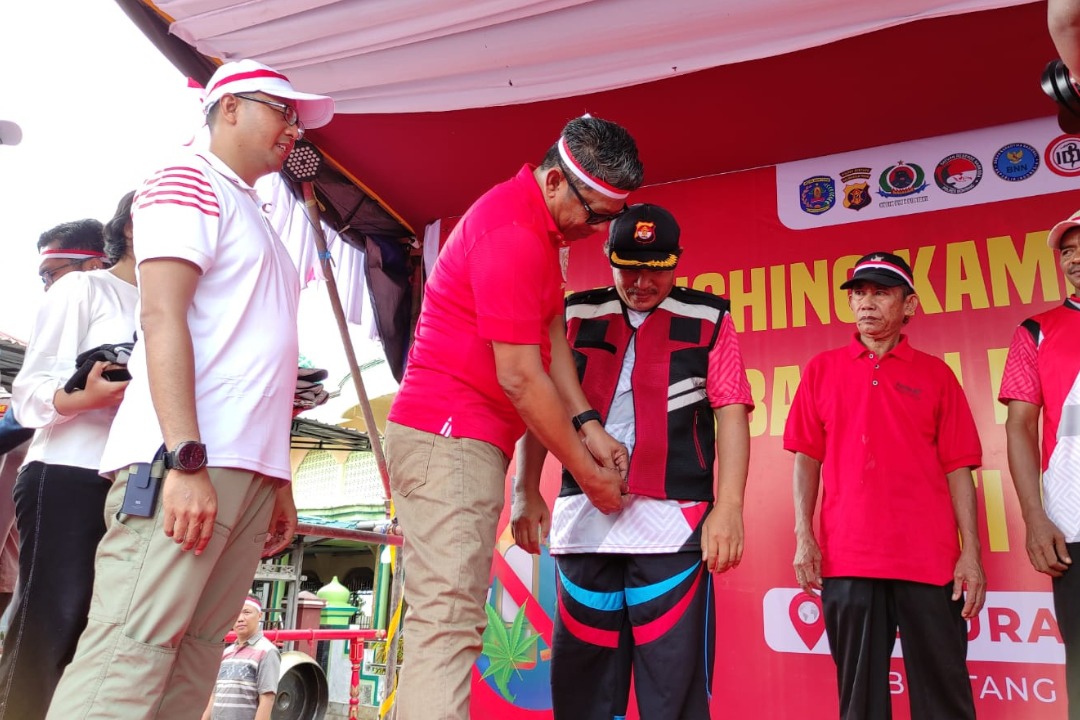 Walikota Bontang Basri Rase Bersama Kapolres Kota Bontang Yusep Dwi Prastiya Melantik Satgas Anti Narkoba di Kelurahan Loktuan.