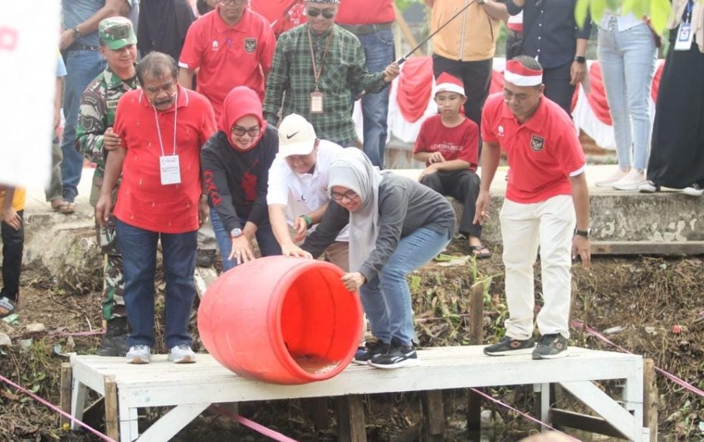 Suasana Perayaan HUT RI ke-78, Kelurahan Satimpo Gelar Lomba Mancing Ikan Lele