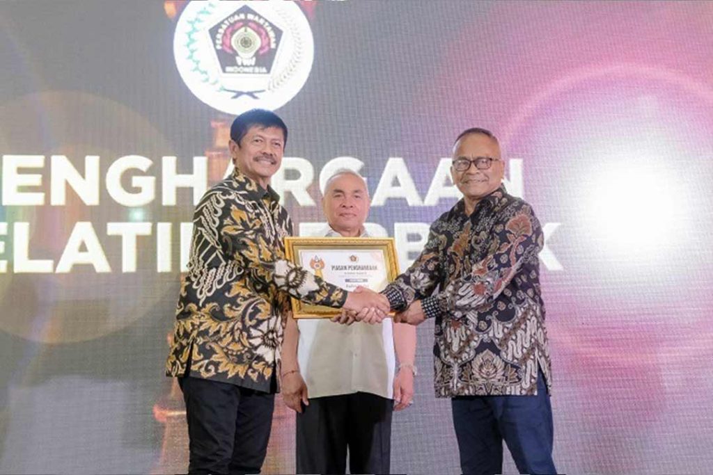 Indra sjafri pelatih terbaik yang dianugerahi Golden Award SIWO PWI pusat VI tahun 2023