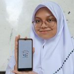 Fatimah Muharrami, siswi MAN 1 Medan menunjukkan tampilan aplikasi TUDARA ciptaannya.