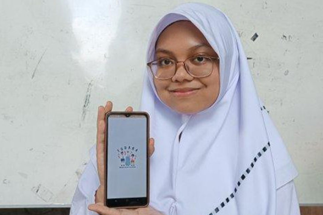 Fatimah Muharrami, siswi MAN 1 Medan menunjukkan tampilan aplikasi TUDARA ciptaannya.