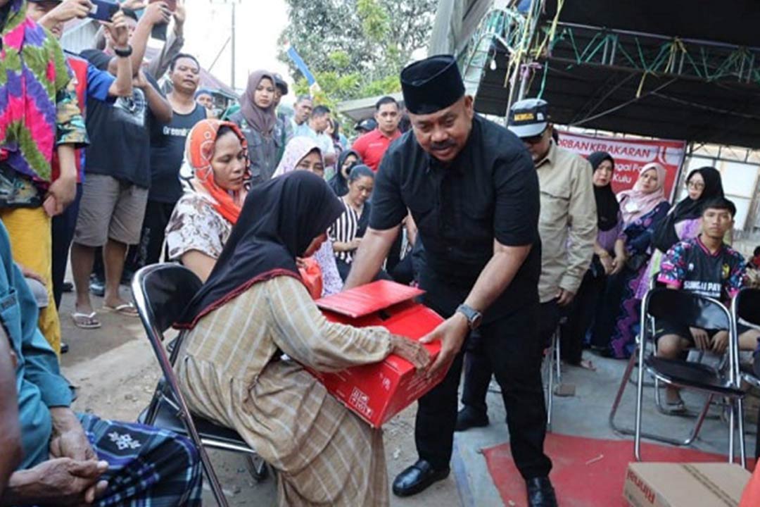 Bupati Kukar Edi Damansyah saat menyerahkan bantuan pada korban kebakaran, Jumat (4/8/2023).