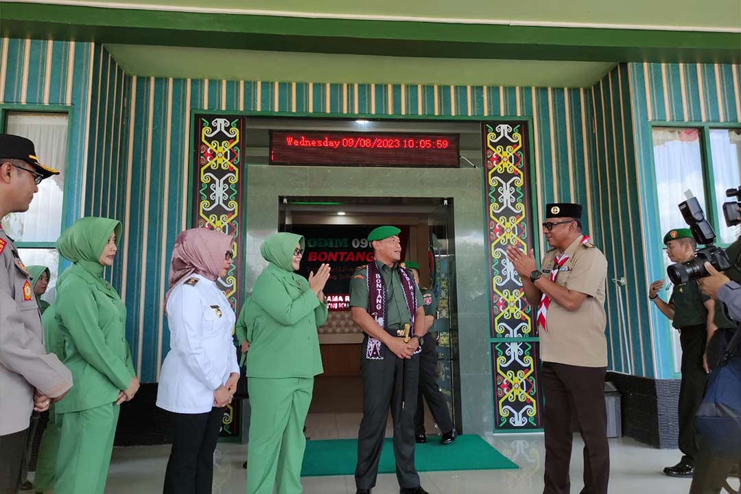Komandan Korem (Danrem) 091/ASN Disambut Oleh Walikota dan Wakil Walikota Bontang, Rabu (9/8/2023).