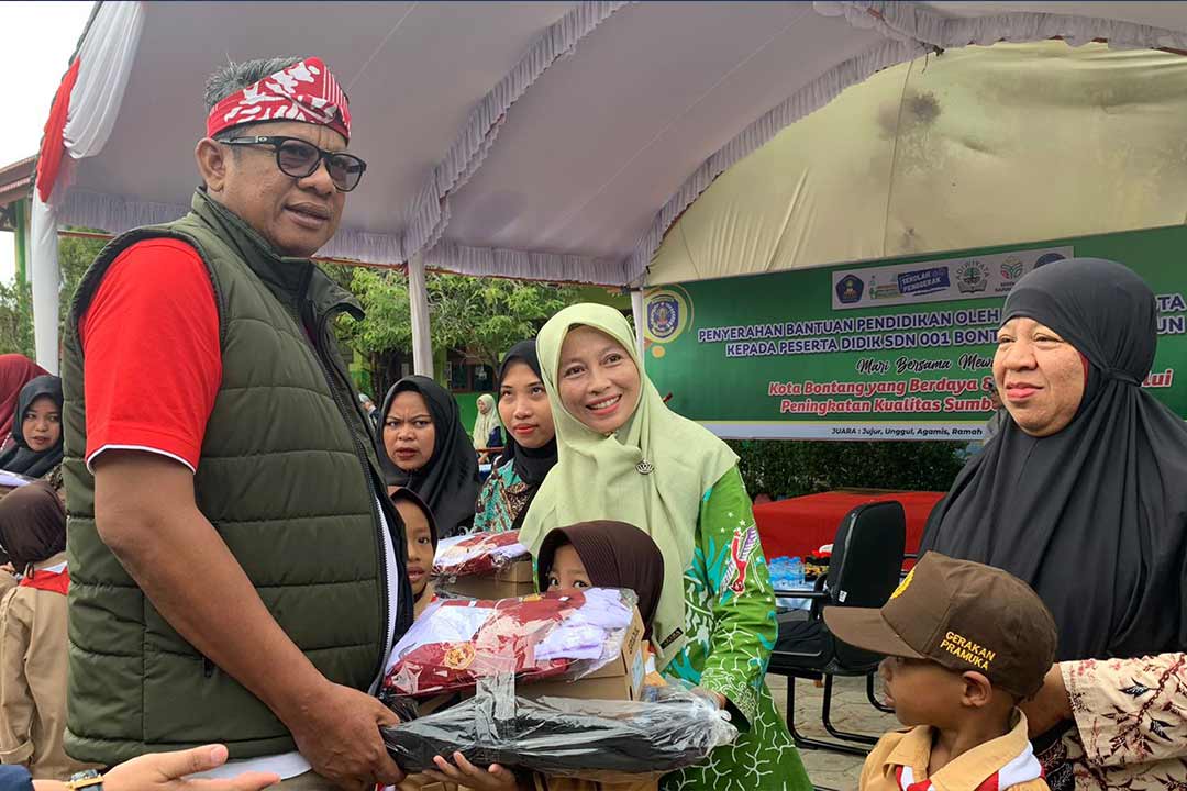 Walikota Bontang Basri Rase saat menyerahkan paket seragam secara simbolis untuk anak SD Negeri 001 Bontang Utara, Jum'at (25/8/2023).