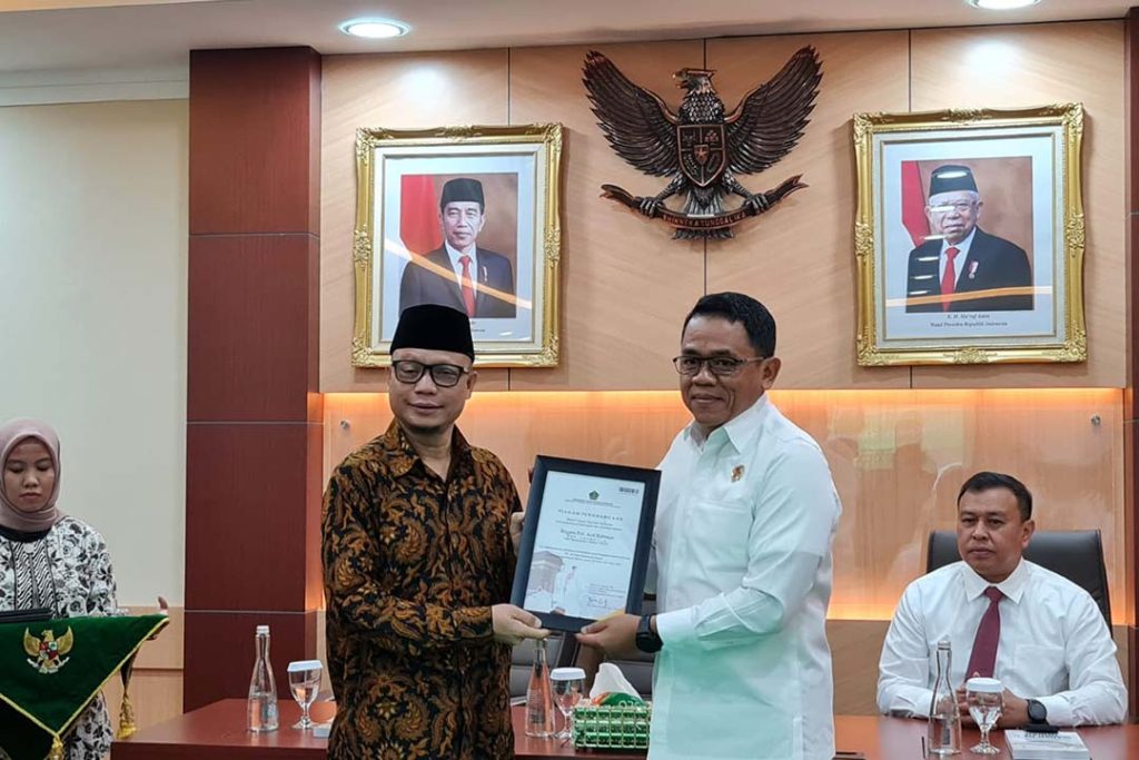 Penyerahan Penghargaan oleh Direktur Pelayanan Haji Luar Negeri Subhan Cholid kepada perwakilan dari Polda Metro Jaya dan Polda Jawa Barat.
