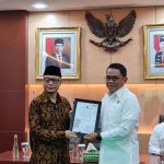 Penyerahan Penghargaan oleh Direktur Pelayanan Haji Luar Negeri Subhan Cholid kepada perwakilan dari Polda Metro Jaya dan Polda Jawa Barat.