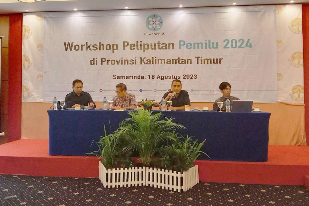 Workshop Peliputan Pemilu 2024 di Provinsi Kalimantan Timur. Penyampaian materi oleh Mukhasan Ajib, Komisioner KPU Provinsi Kalimantan Timur.