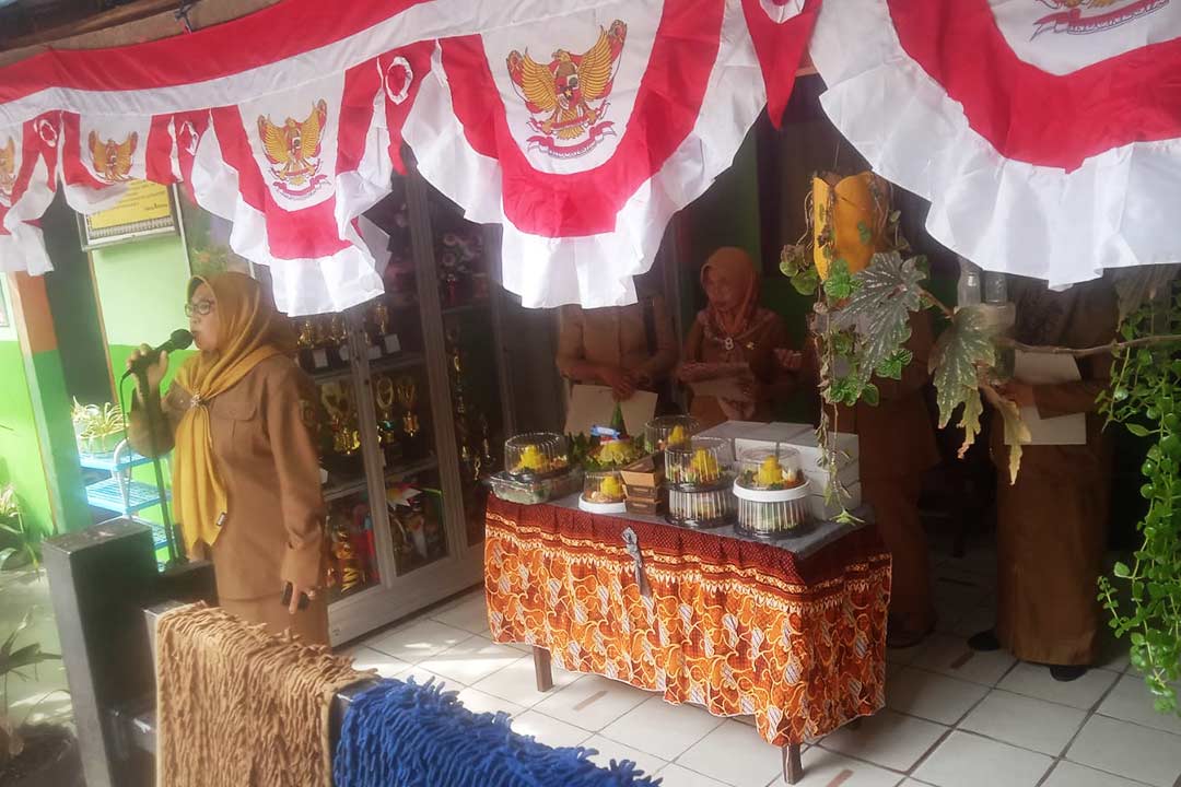 Nurkhayatun, Kepala SDN 009 Samarinda Ilir saat membuka lomba tumpeng.