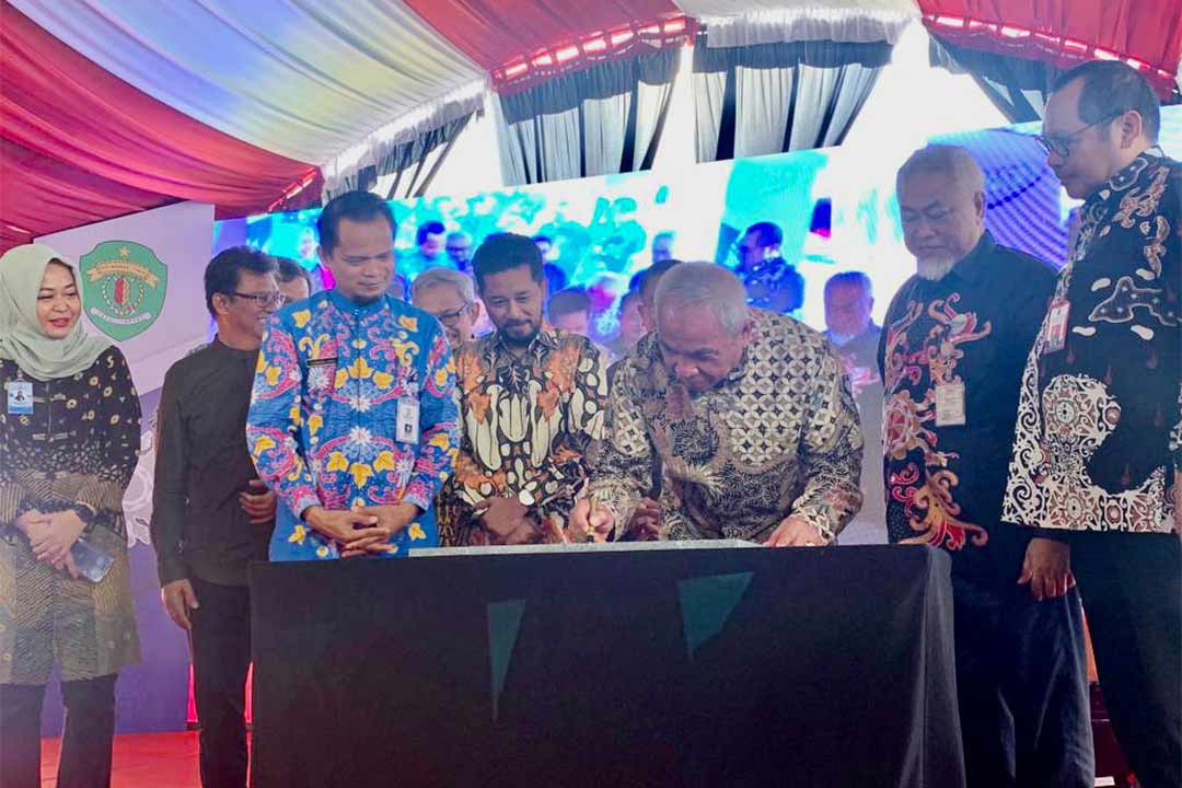 Gubernur Kaltim Isran Noor menandatangani prasasti Gedung H Imdaad Hamid.