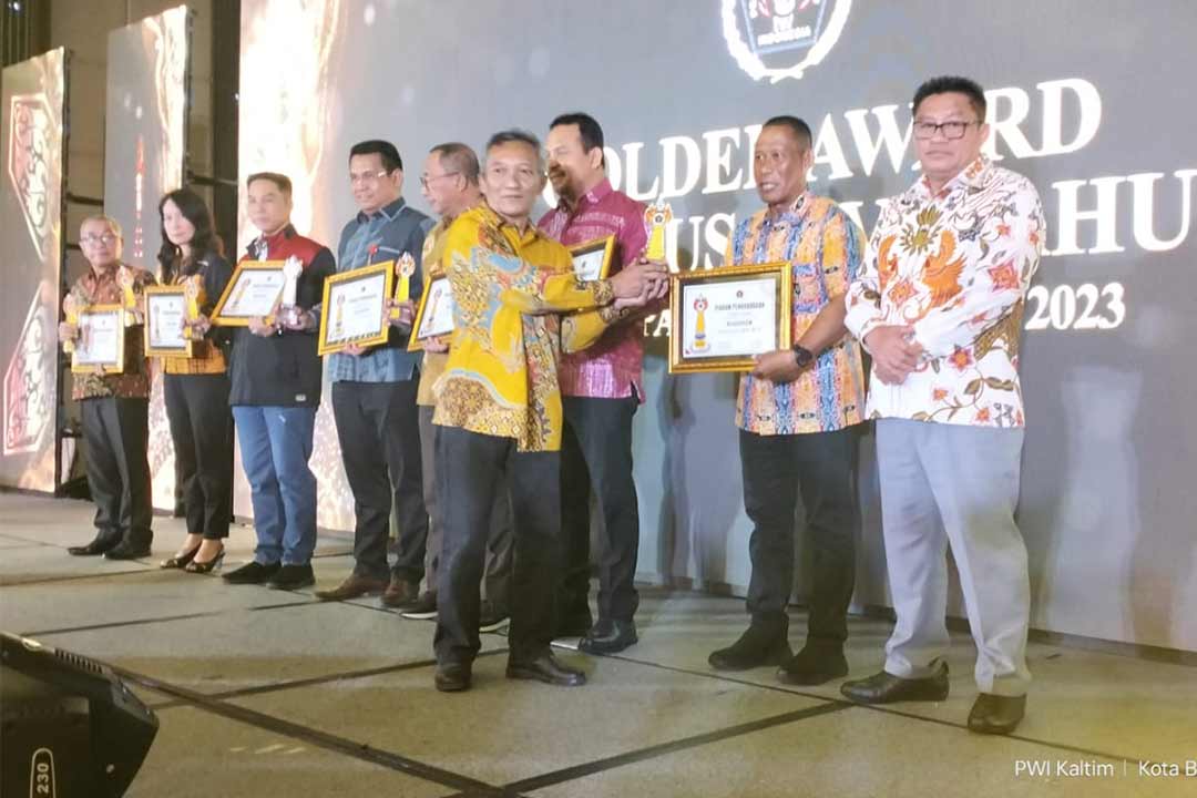 Bupati Bulungan, Syarwani saat menerima Anugerah Golden Award SIWO PWI Pusat dari Ketua Siwo PWI pusat Gungde Ariwangsa.