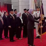 Ketua Umum IKAL Lemhannas Pusat, Jenderal TNI (purn) Agum Gumelar menyerahkan bendera pataka IKAl Lemhannas Pusat kepada Sri Wahyuni Ketua IKAL Kaltim.