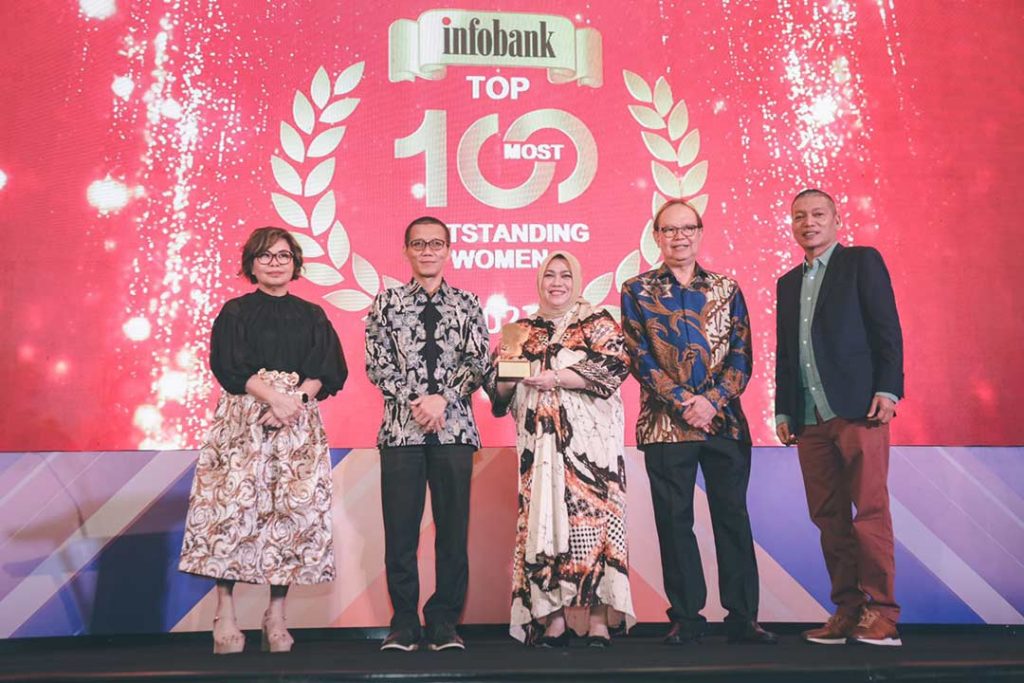 Siti Aisyah menerima penghargaan 100 wanita eksekutif terbaik.