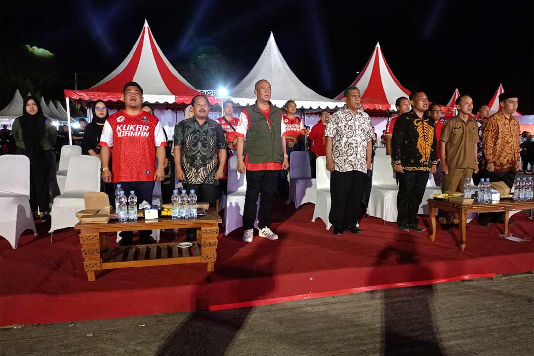Assisten II Pemkab Kukar Wiyono (dua kanan) ketika menghadiri pembukaan turnamen Esport di Stadion Rondong Demang Senin (7/8/2023) malam.