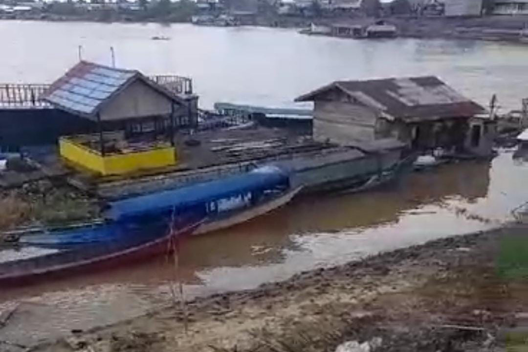 Penampakan Kesurutan Air Mahakam yang Terjadi di Muara Muntai.