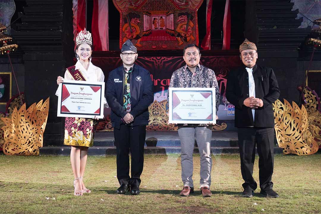 Pj.Walikota Batu menyerahkan penghargaan kepada Adelia Putri L yang meraih Juara Nasional