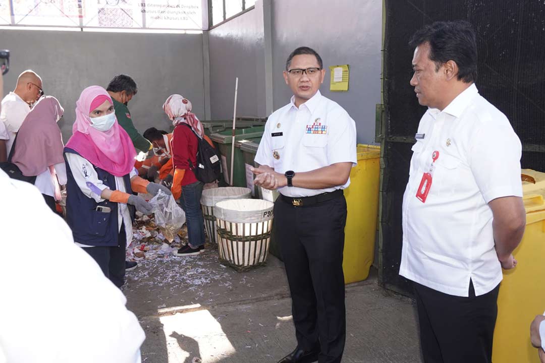Wali Kota Batu Aries Agung Paewai saat kunjungi TPS3R.