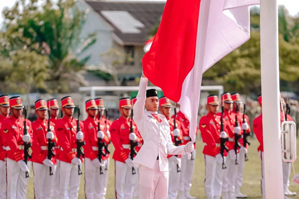 Pasukan Pengibar Bendera Pusaka (Paskibraka) Kota Bontang Tahun 2023 yang tengah melakukan penaikan bendera