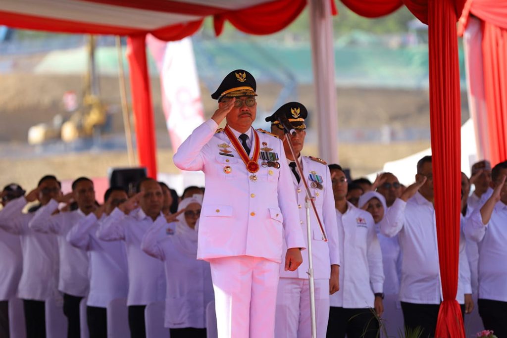 Kepala Otorita Ibu Kota Nusantara Bambang Susantono bertindak sebagai inspektur upacara pengibaran bendera duplikat merah putih di Sumbu Kebangsaan, Ibu Kota Nusantara pada Kamis (17/08/2023).
