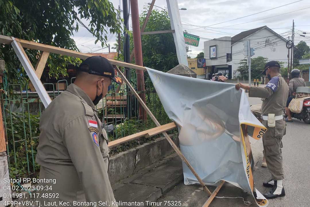 Satpol-PP Bontang tertibkan baliho atau reklame di bibir jalan, Selasa (1/8/2023).