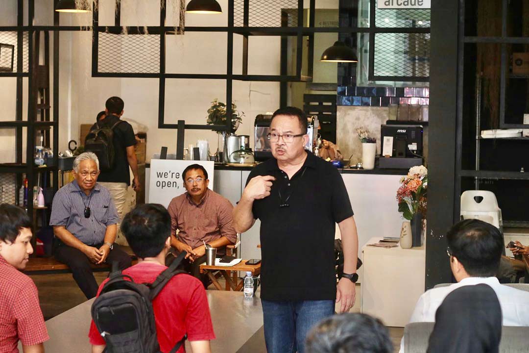 Prof Rhenald di Café Luca