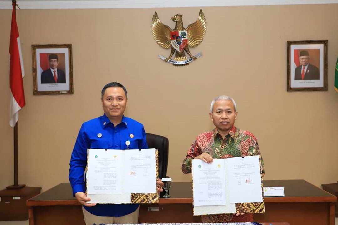 Sekjen Kemenag dan Sekjen Komisi Nasional Hak Asasi Manusia Henry Silka Innah usai penandatanganan nota perjanjian kerjasama.