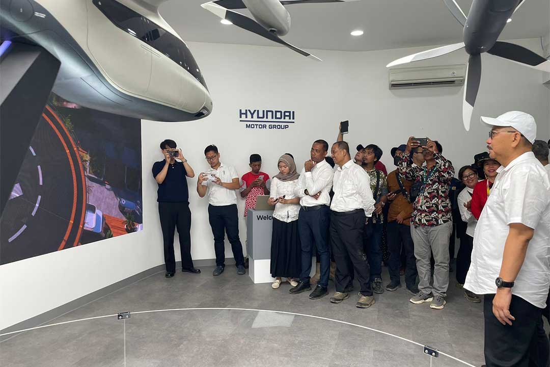 Kepala OIKN Bambang Susantono bersama Jajaran Deputi OIKN meninjau Rumah Teknologi Nusantara di booth Hyundai, miniatur konsep Advance Air Mobility/Sky Taxi, pada Kamis (17/8/2023).