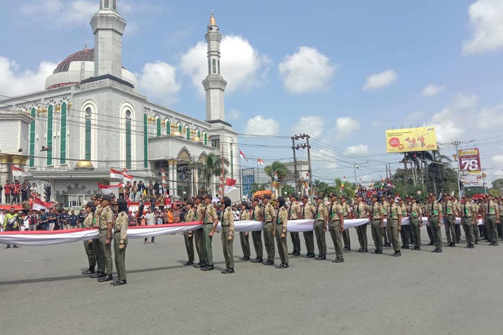Pasukan yang bertugas membentangkan bendera merah putih terdiri dari siswa-siswa SMK Kehutanan Samarinda