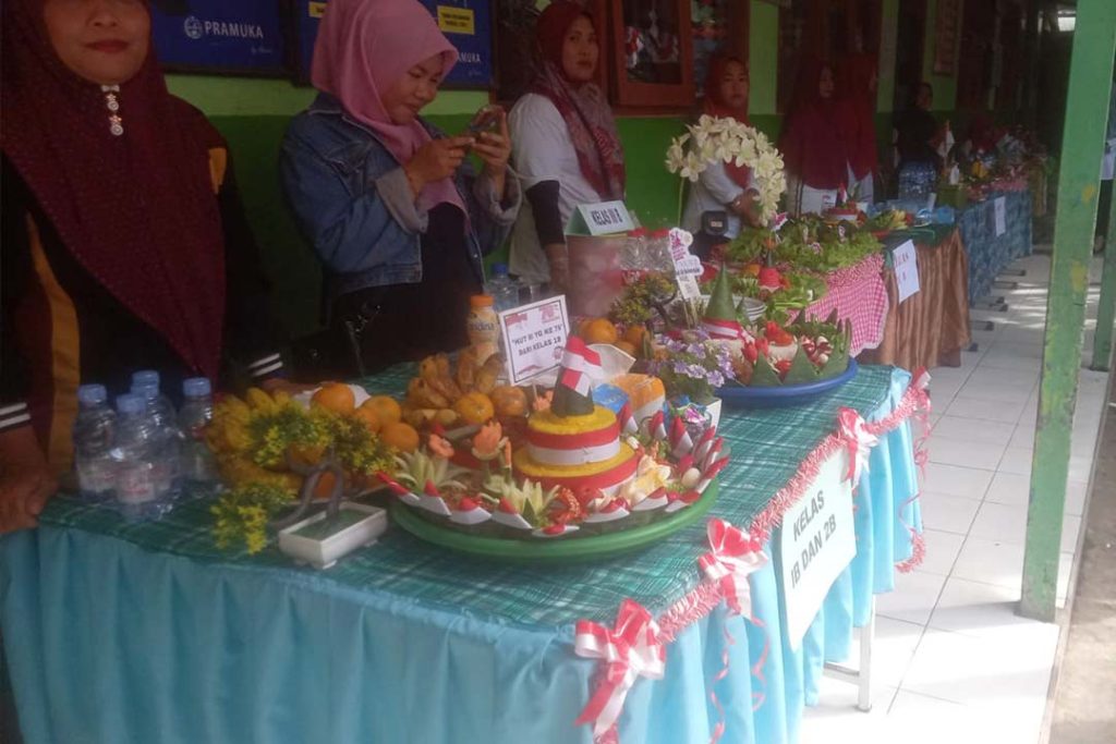 Orang tua siswa tampak menunggu tumpeng karya bersama