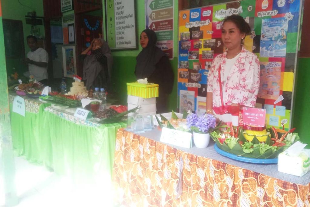 Orang tua siswa tampak menunggu tumpeng karya bersama