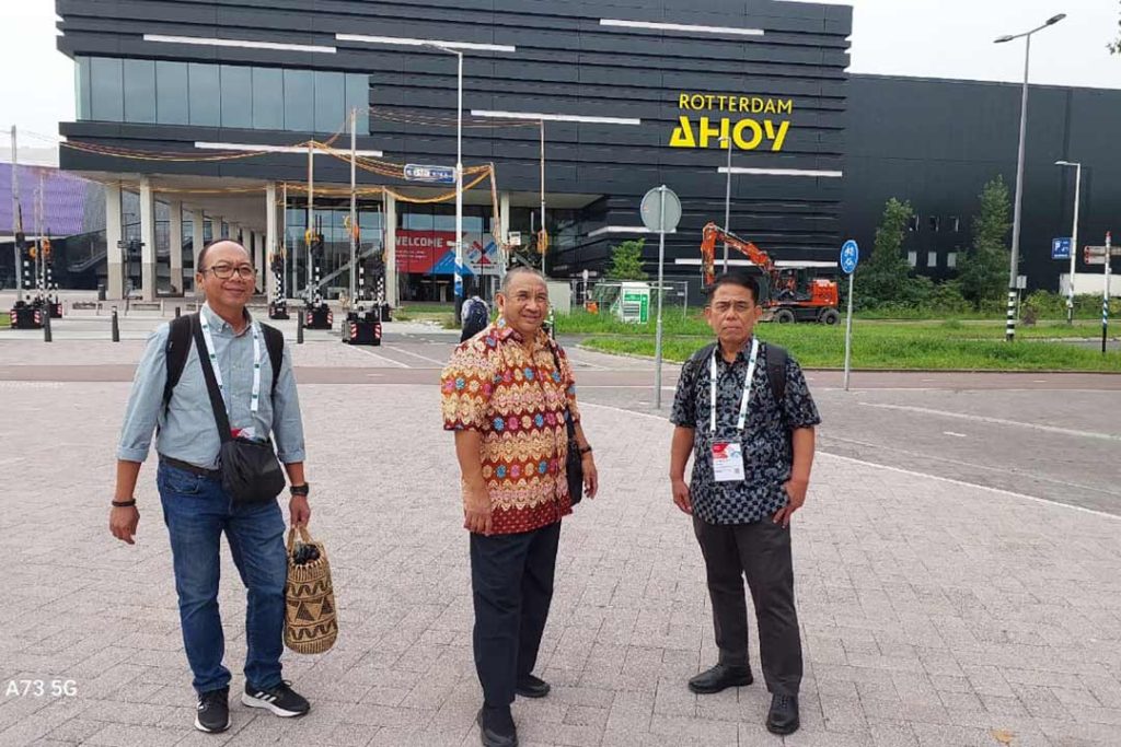 Kepala Dinas Perpustakaan dan Kearsipan (DPK) Kaltim M Syafranuddin (tengah) di depan Gedung Ahoy Rotterdam tempat Kongres IFLA 2023.