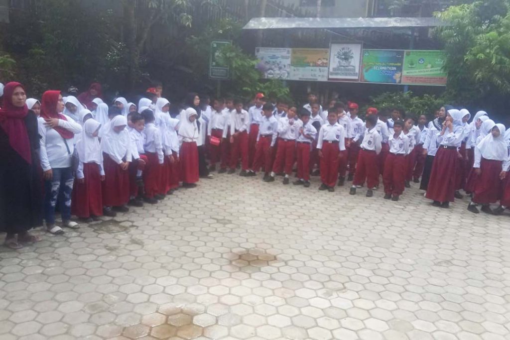 Siswa dan para orang tua menunggu penilaian lomba tumpeng