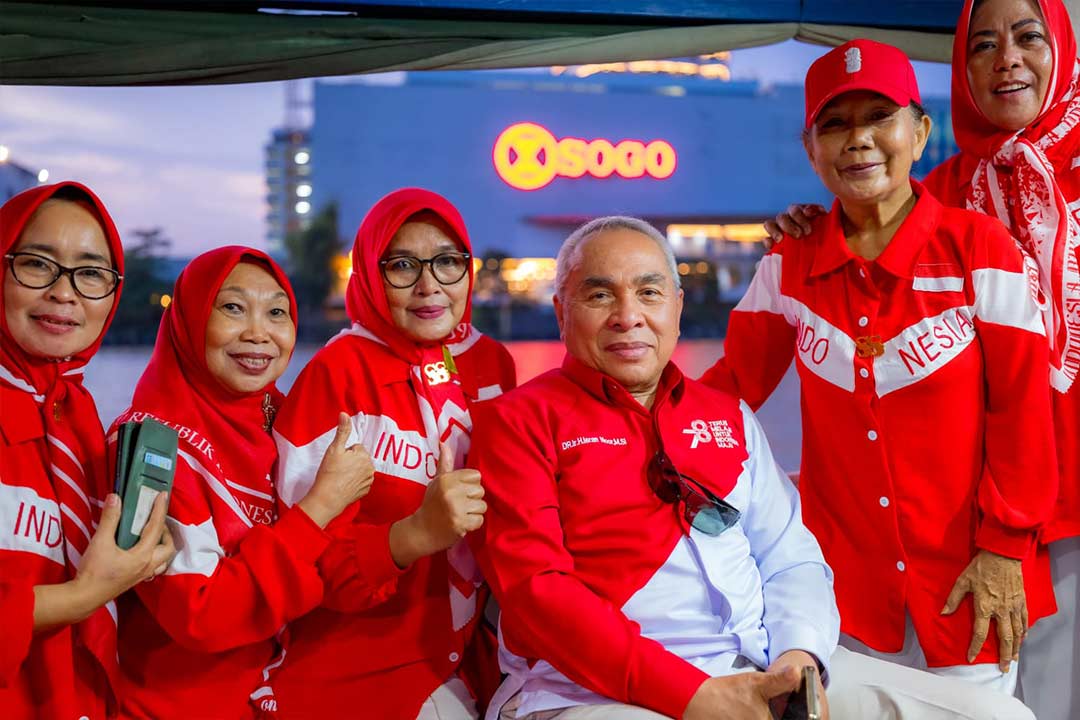 Berfoto dengan anggota Sahabat Sejati.